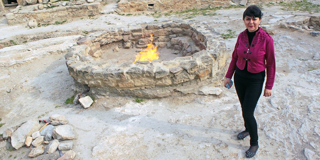 Guiden vid den gamla Ateshgah-helgedomen utanför Baku, Azerbajdzjan.