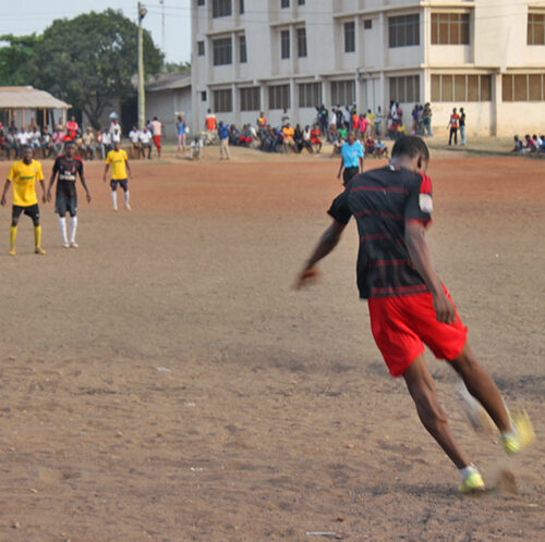 Lokala fotbollsspelare på jordplan utanför Accra, Ghana. Foto Joakim Rådström.