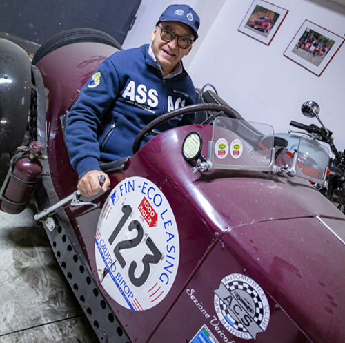 Francesco Brigante i sin klassiska Riley i garaget i San Marino.